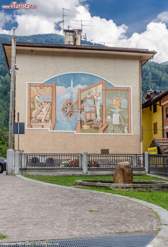 Immagine La facciata dipinta di una casa nel centro di Pinzolo, provincia di Trento. Siamo nell'Alta Val Rendena, sulla sponda orientale del fiume Sarca - © MoLarjung / Shutterstock.com