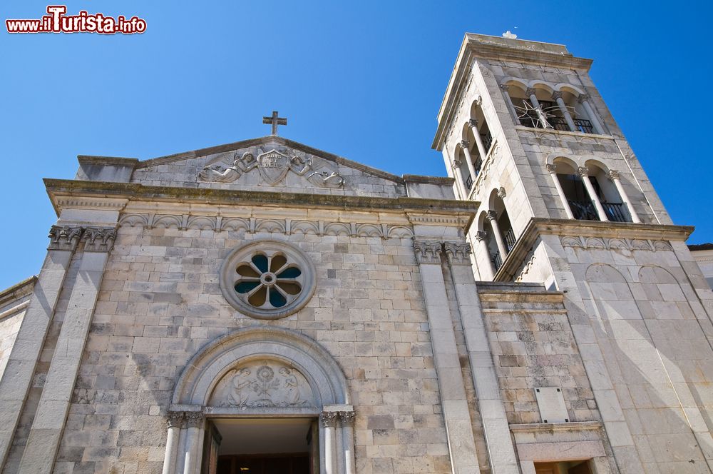 Immagine La facciata e il campanile della chiesa di San Michele a Sant'Agata di Puglia, Italia. Esistente già nel XII° secolo, questa chiesa è stata ricostruita nel 1938 in stile neoclassico in seguito al terremoto di qualche anno prima. Dell'antica struttura rimane solo la Cappella di San Biagio sulla navata di destra.