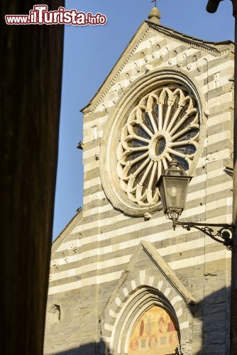 Immagine La facciata e il grande rosone della Basilica dei Fieschi, a San Salvatore di COdogno, nei pressi di Lavagna (Liguria)