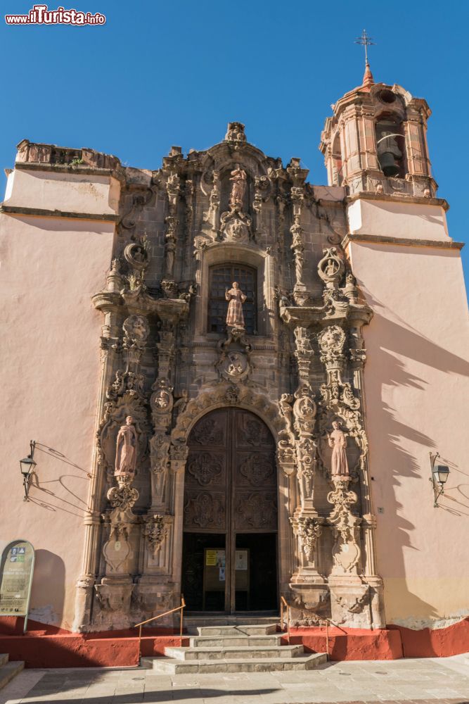 Immagine La facciata esterna del Tempio di San Diego a Guanajuato, Messico. Riccamente decorato in pietra, l'edificio si presenta con un campanile e un portale con sculture.