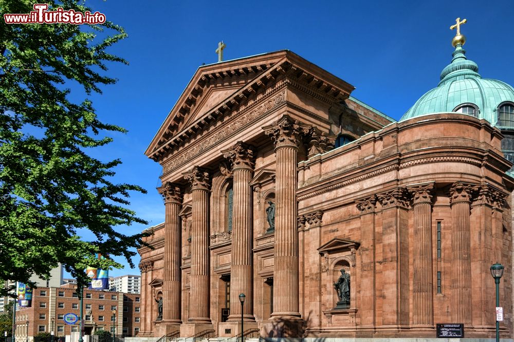 Immagine La facciata gotica della basilica dei santi Pietro e Paolo a Philadelphia, Pennsylvania (USA).