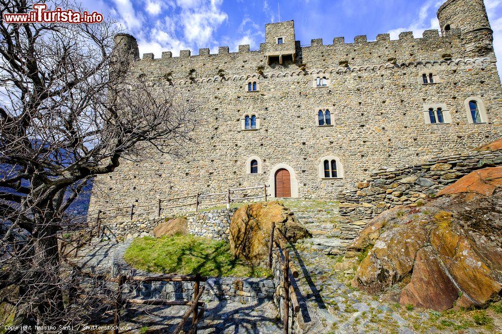 Immagine La facciata imponente del Castello Ussel a Chatillon in Valle d'Aosta - © Massimo Santi / Shutterstock.com
