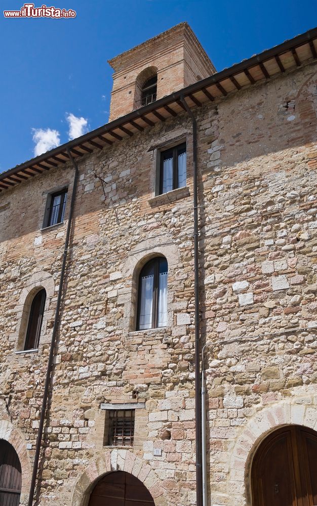 Immagine La facciata in laterizio di un palazzo storico nel centro di Montefalco, Umbria.