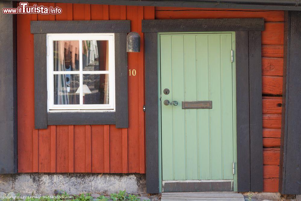 Immagine La facciata in legno rosso di una casa nel centro storico di Vasteras, Svezia - © Lev Levin / Shutterstock.com