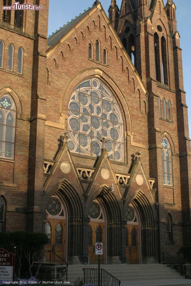 Immagine La facciata in mattoni di una chiesa di Columbus, Ohio, fotografata al calar del sole - © Eric Glenn / Shutterstock.com