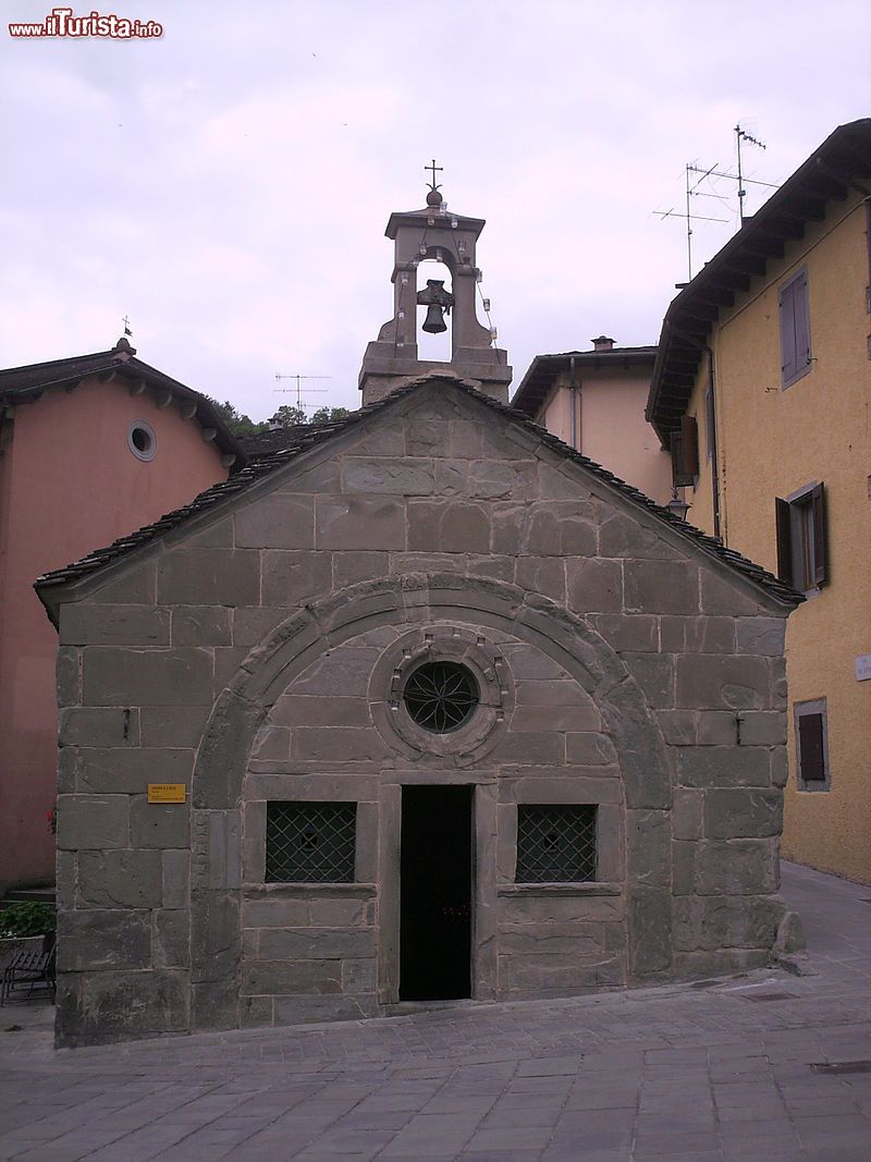Immagine La facciata in pietra dell'Oratorio di San Rocco a Fiumalbo - © Andrea Gori - CC BY-SA 3.0, Wikipedia