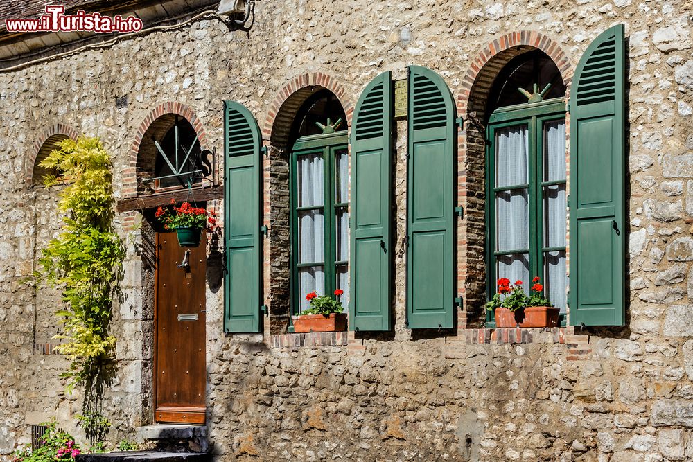 Immagine La facciata in pietra di una vecchia casa a Provins, Francia.
