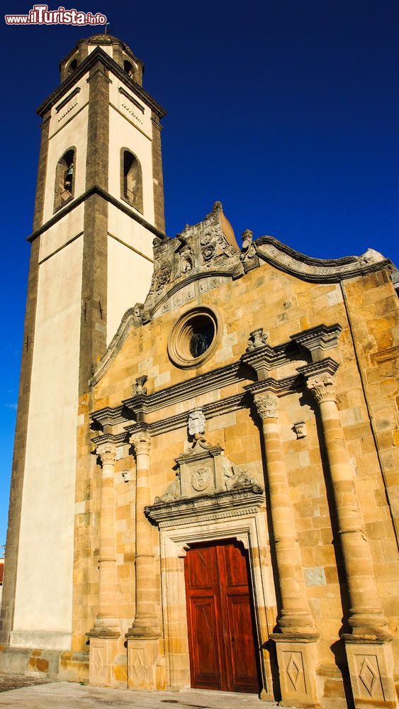 Immagine La facciata in pietra e il campanile della chiesa della Beata Vergine delle Grazie. Siamo a Masullas in Sardegna