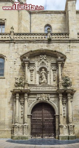 Immagine La facciata laterale della concattedrale di Santa Maria de la Redonda a Logrono, nei pressi di Calahorra. Questa chiesa appartiene alla diocesi cattolica romana di Calahorra.