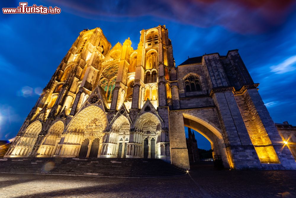 Immagine La facciata ovest della cattedrale di Santo Stefano by night a Bourges, Francia. Qui nel 1423 venne battezzato Luigi