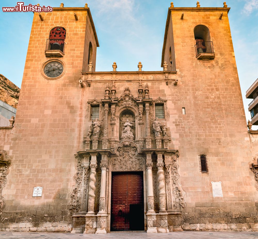 Immagine La facciata principale della basilica di Santa Maria a Alicante, Spagna. E' il cuore della comunità cattolica della città: questo sfarzoso esempio di architettura gotica valenciana è riconoscibile immediatamente per le due torri e il portone barocco.