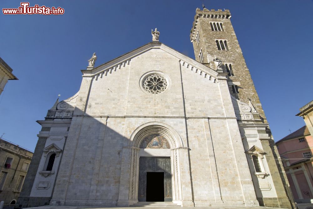 Immagine La facciata principale della cattedrale di Sarzana, Liguria. Dedicato a Santa Maria Assunta, questo edificio religioso fu edificato a partire dal 1204 sul luogo dove un tempo sorgeva la pieve di San Basilio.