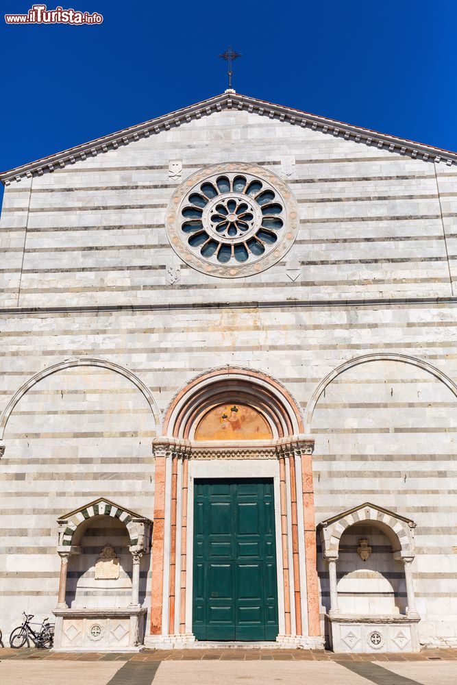 Immagine La facciata principale della chiesa di San Francesco a Lucca, Toscana. Oggi sconsacrata, questa ex struttura religiosa ospita concerti e manifestazioni culturali. In stile gotico, fu iniziata nel XIII° secolo.