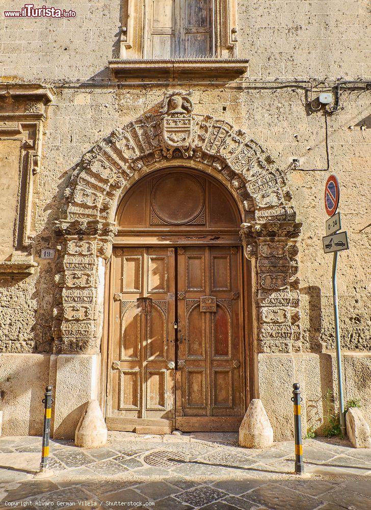 Immagine La facciata principale di Palazzo Cafaro a Brindisi, Puglia. Al civico 19 di via Carmine, questo edificio dal tipico gusto barocco venne fatto costruire nel 1692 da Antonio Nicola Cafaro. Si sviluppa su tre piani edificati in epoche diverse - © Alvaro German Vilela / Shutterstock.com