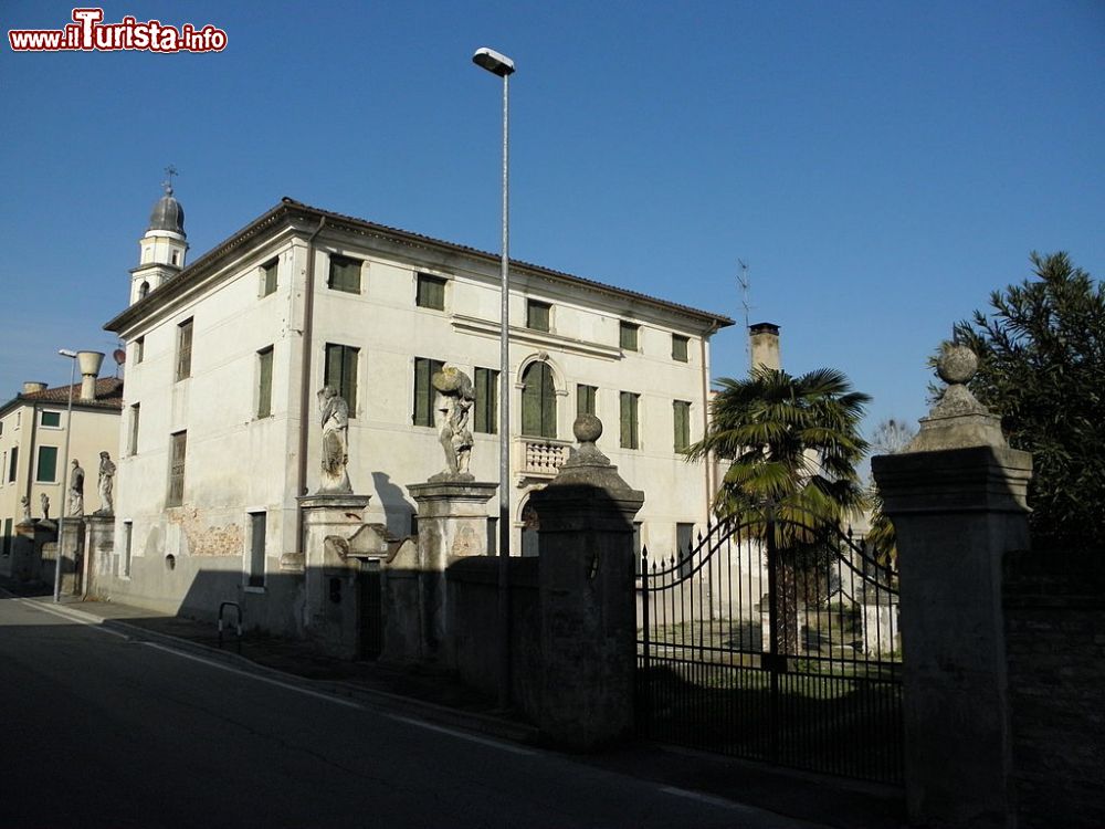 Immagine La facciata principale di Villa Marin Fattore  a Paluello di Stra, in Veneto - © Threecharlie, CC BY-SA 3.0, Wikimedia Commons