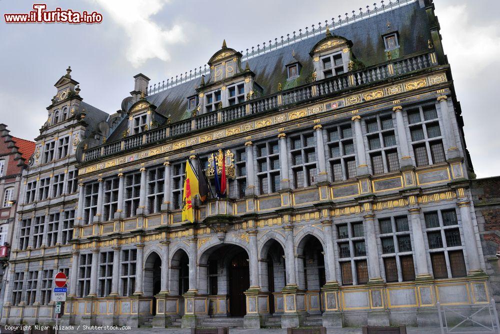 Immagine La facciata rinascimentale dell'Halle Aux Draps nella Grand Place di Tournai (Belgio). Costruito nel 1610, questo edificio ospitava anticamente il mercato dei tessuti - © Nigar Alizada / Shutterstock.com