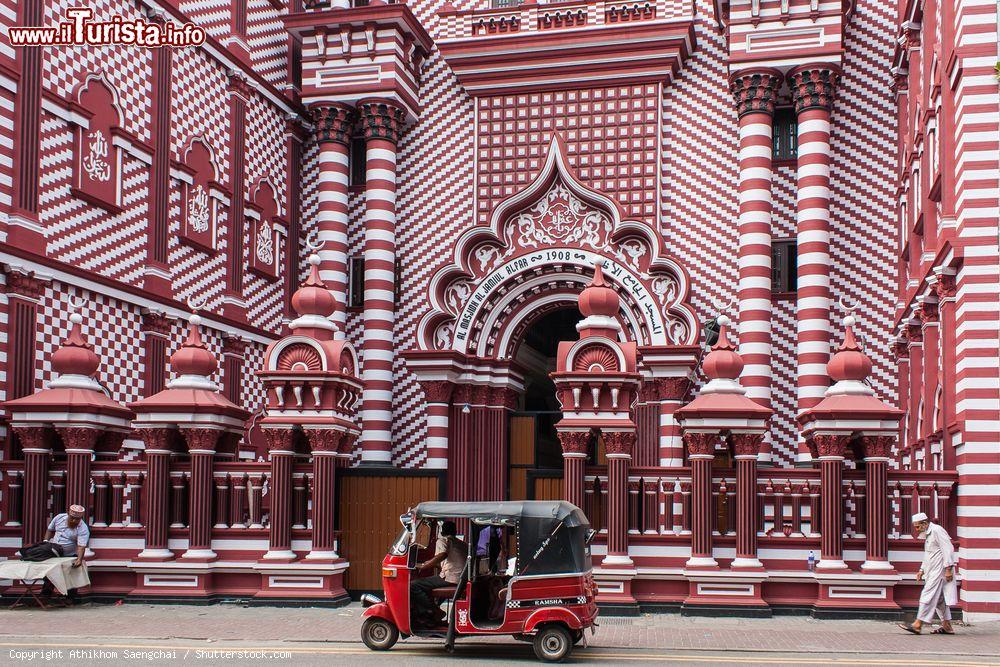 Immagine La facciata rossa e bianca della moschea Jami-Ul-Alfar a Colombo, Sri Lanka: si trova nel cuore del bazaar di Pettah, uno degli storici distretti della città - © Athikhom Saengchai / Shutterstock.com