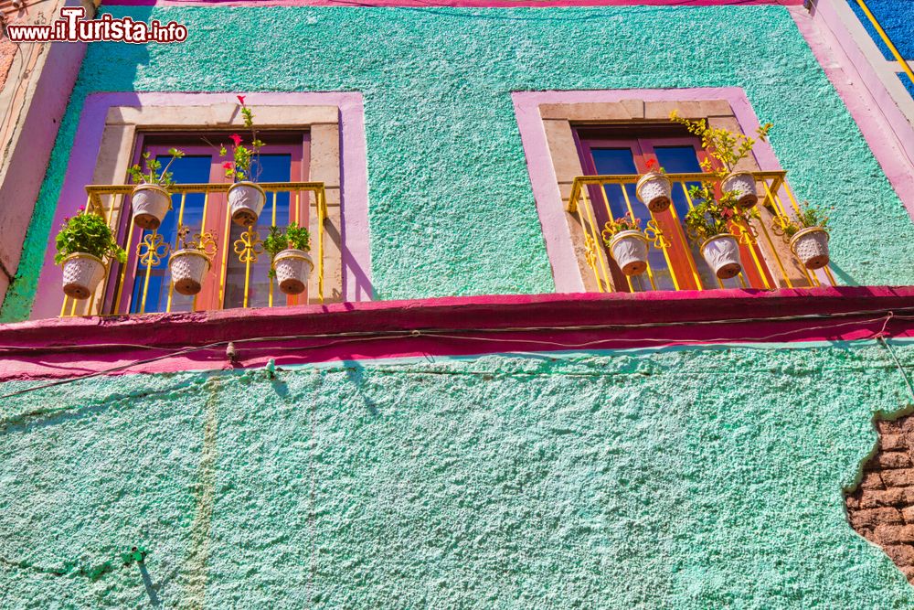 Immagine La facciata verde acqua di un edificio nel centro di Guanajuato, Messico.