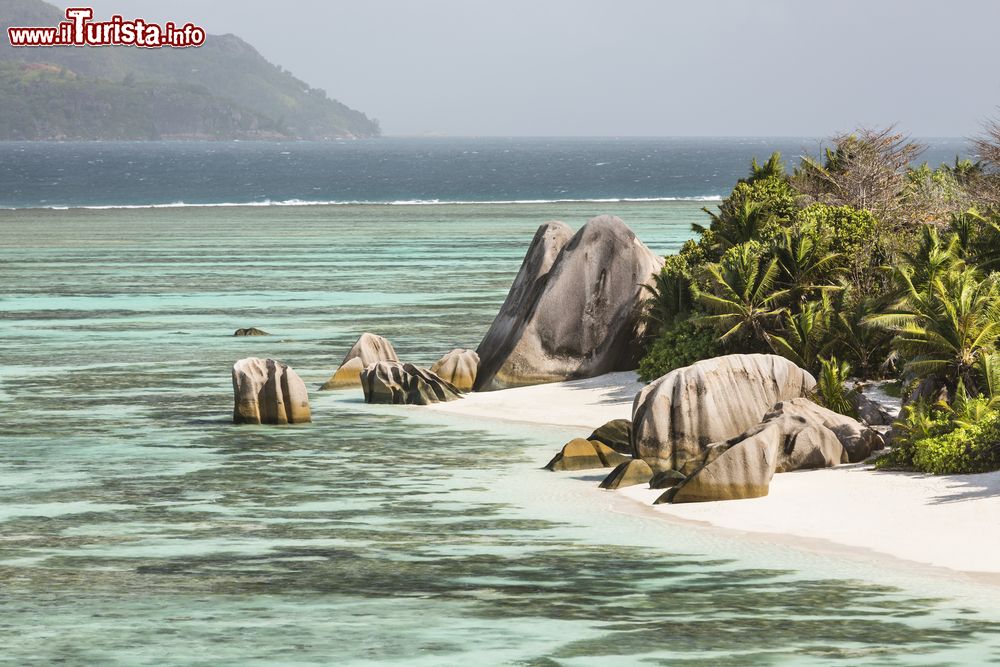 Immagine La famosa Anse Source d'Argent a La Digue, Seychelles. L'acqua turchese, la spiaggia bianca sabbiosa e le imponenti rocce granitiche ne fanno una delle spiagge più fotografate al mondo.