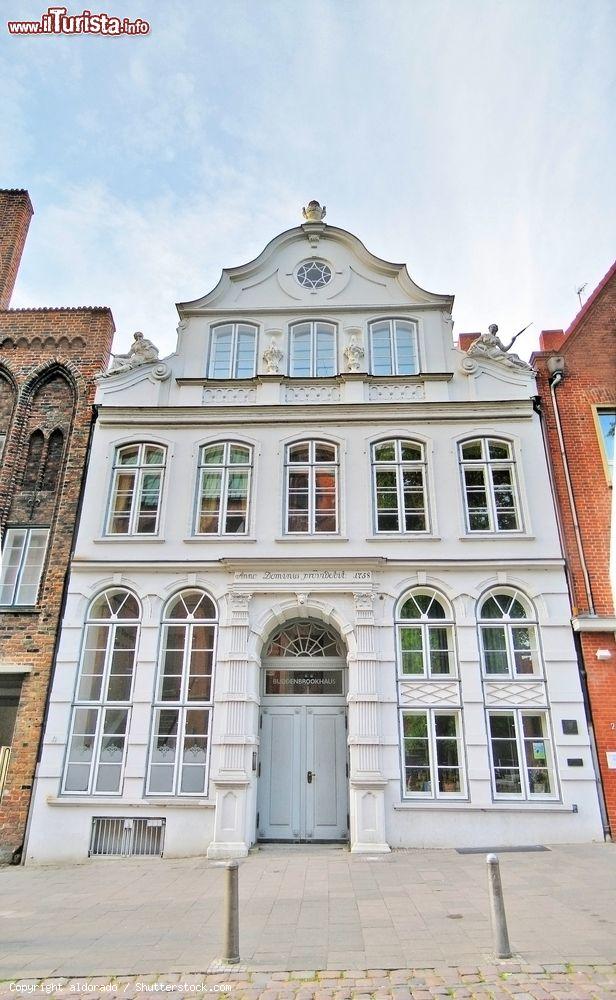 Immagine La famosa Buddenbrookhaus a Lubecca, Germania. Questo edificio del 1758, poi ricostruito dopo la Seconda Guerra Mondiale, è appartenuto alla famiglia di Thomas Mann e Heinrich Mann e dal 2000 ospita una mostra permanente dedicata ai due scrittori e ai loro familiari - © aldorado / Shutterstock.com