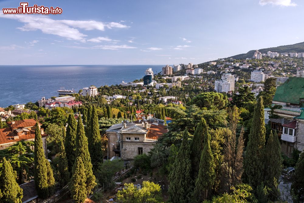 Immagine La famosa città di Jalta, Crimea. Passeggiando per il centro abitato e per i dintorni si possono ammirare monumenti architettonici di grande pregio.