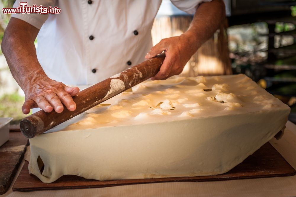 Immagine La famosa focaccia di Recco, specialità gastronomica, Genova, Liguria.  Farina di grano tenero, olio extra vergine di oliva italiano, acqua, sale e farcitura di formaggio: ecco gli squisiti ingredienti di questo prodotto da forno tipico di Recco.