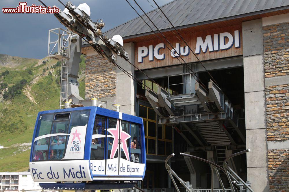 Immagine La famosa funicolare che conduce al Pic du Midi de Bigorre (Francia) da La Mongie. Sulla cima della vetta dei Pirenei si trova l'osservatorio astronomico del XIX° secolo - © Pierre Jean Durieu / Shutterstock.com