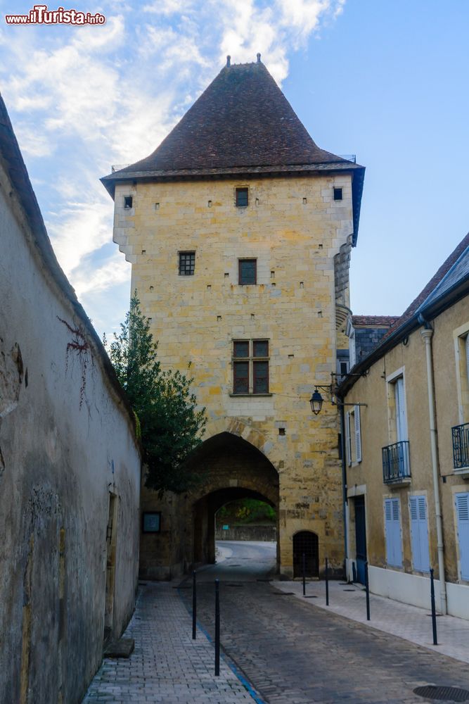 Immagine La famosa Porte du Croux con la torre nel centro di Nevers, Francia.