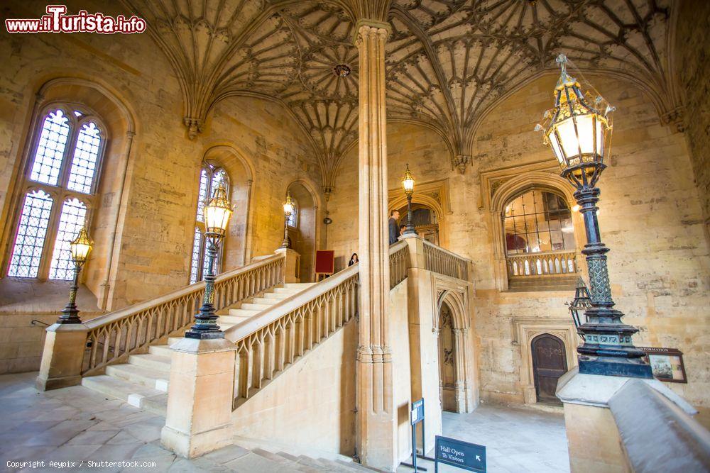 Immagine La famosa scalinata del Christ Church College di Oxford, Inghilterra. Situata all'ingresso della sala da pranzo, è conosciuta anche per essere stata ritratta nei film della serie di Harry Potter - © Aeypix / Shutterstock.com