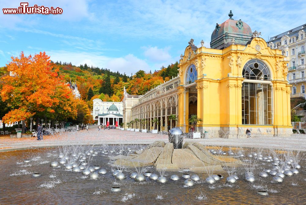 Immagine La famosa Singing Fountain a Marianske Lazne (Repubblica Ceca):  contiene dieci sistemi di getto d'acqua con oltre 250 giochi.