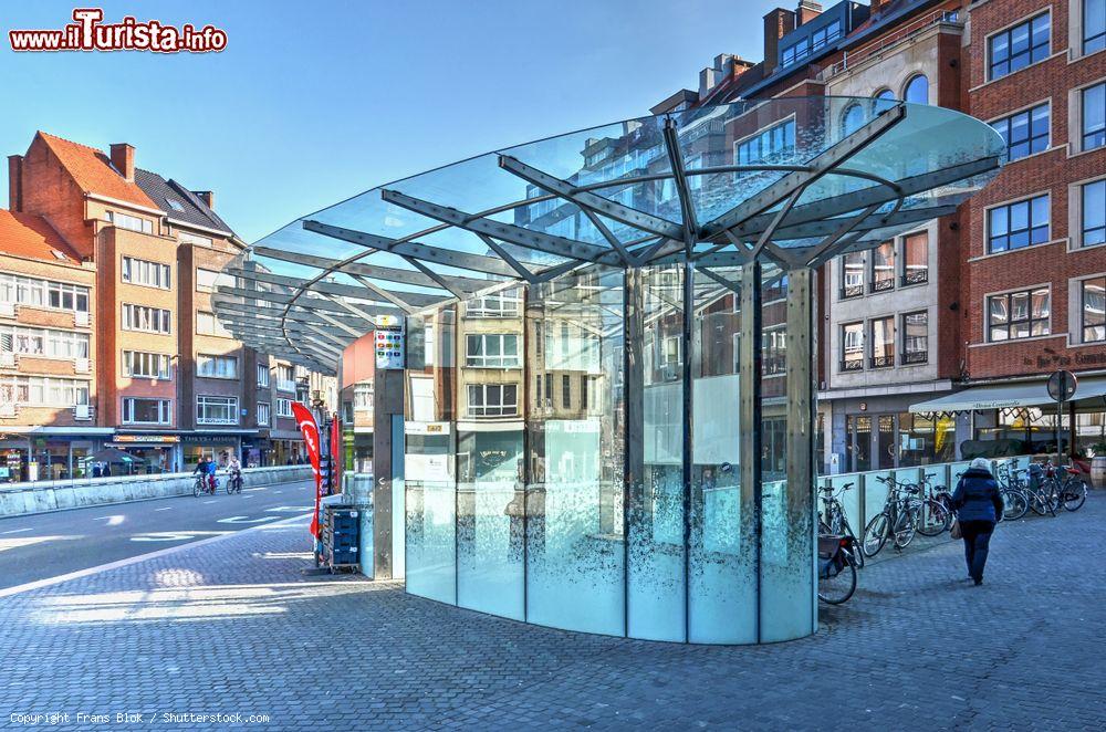 Immagine La fermata del bus in piazza Rector de Somer nel centro storico di Leuven (Belgio) chiuso al traffico veicolare - © Frans Blok / Shutterstock.com