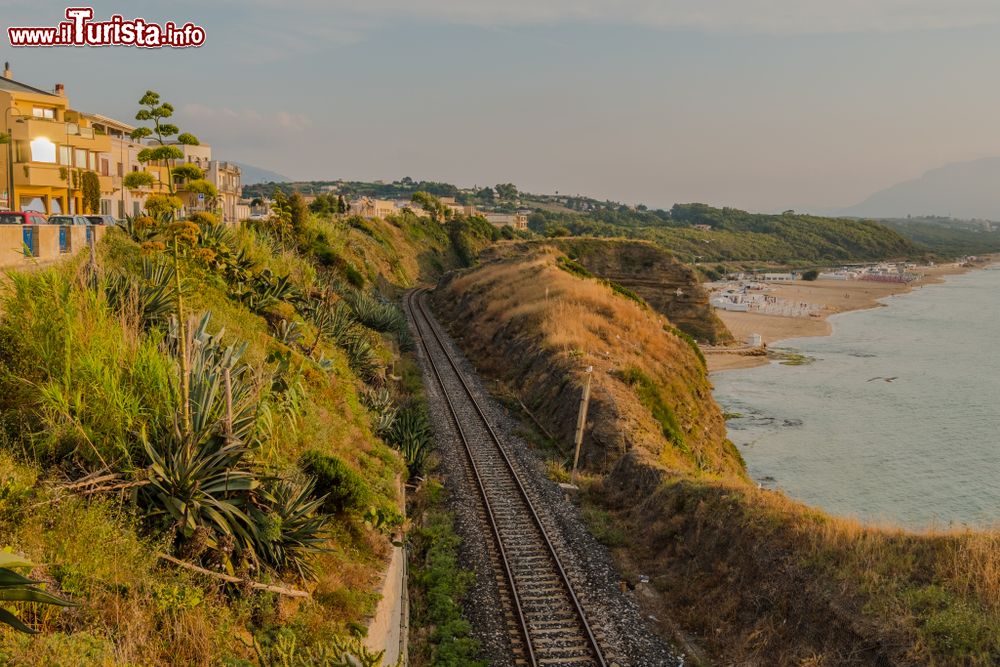 Immagine La ferrovia costiera che collega Palermo a Traponi fotografata a Ballestrate, Sicilia