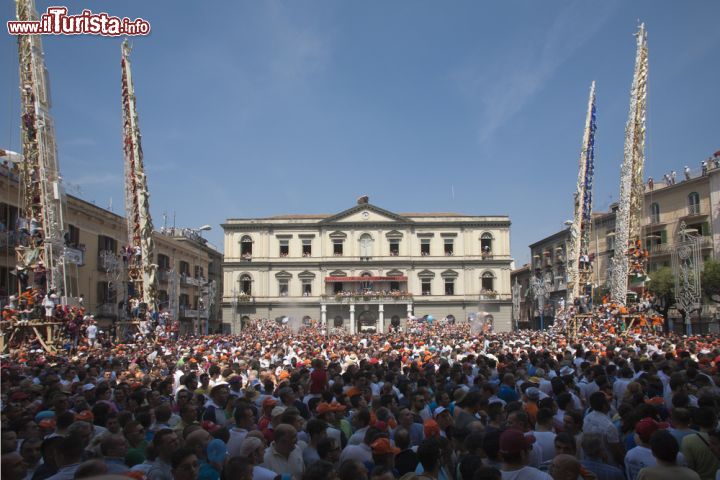 Immagine La festa dei Gigli di Nola, patrimonio orale e immateriale Unesco. I gigli sono degli obelischi di legno alti 25 metri - © Francesca Sciarra / Shutterstock.com