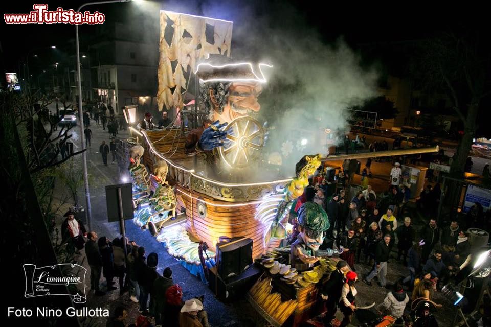 Immagine La festa del Carnevale di Trappitello - Taormina in Sicilia. Un carro allegorico