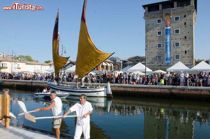 Immagine La festa del sale a Cervia, Emilia Romagna. Le saline di Cervia producono un sale unico al mondo: marino, rosa e dolce. Da due decenni, la cittadina organizza quattro giorni fdi esta con degustazioni, mostre, eventi musicali e gastronomici dedicati proprio a questa eccellenza.