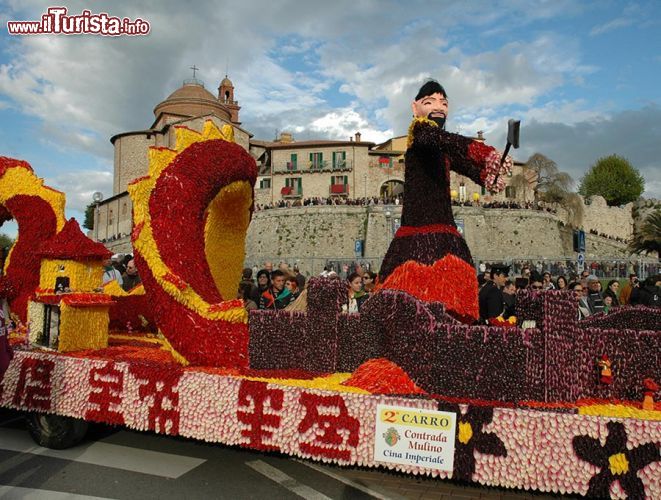 Immagine La Festa del Tulipano a Castiglione del Lago, Umbria - Un'immagine dei suggestivi festeggiamenti che dal 1956 vedono protagonista questa bella località sulle rive del Trasimeno dove si saluta l'arrivo della primavera con i tulipani. La sfilata dei carri allegorici delle cinque contrade, addobbati rigorosamente con il fiore simbolo dell'Olanda, si snoda nel centro storico di Castiglione del Lago all'interno delle mura medievali © www.festadeltulipano.it