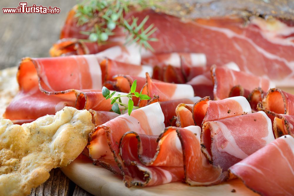 Immagine La Festa dello Speck Alto Adige a Santa Maddalena, Trentino Alto Adige in onore dello speck IGP qui prodotto.