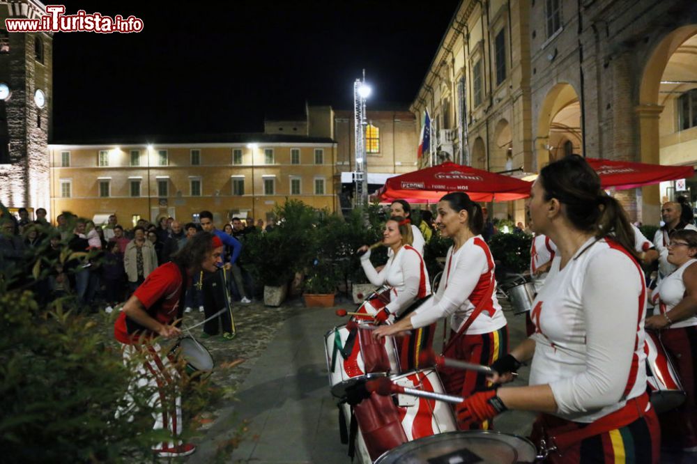 Immagine Artisti di strada alla Festa di San Michele a Bagnacavallo - © Festa di San Michele