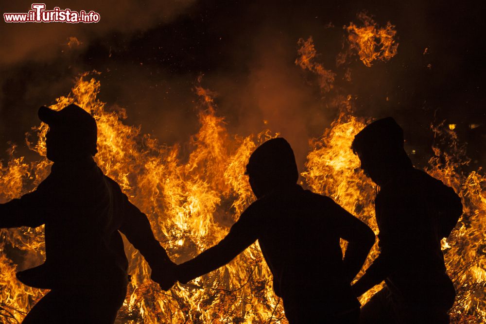 Immagine La festa e il fuoco di Sant'Antonio del 16 gennaio a Ottana in Sardegna