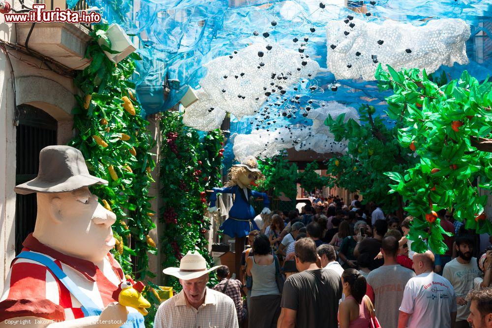 Immagine La festa Major de Gracia a Barcellona, ferragosto in Spagna - © Iakov Filimonov / Shutterstock.com