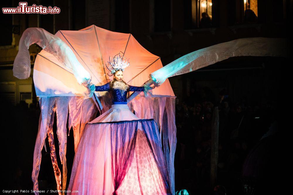 Immagine Un momento della Festa Veneziana durante la prima parte notturna - © Pablo Sarompas / Shutterstock.com