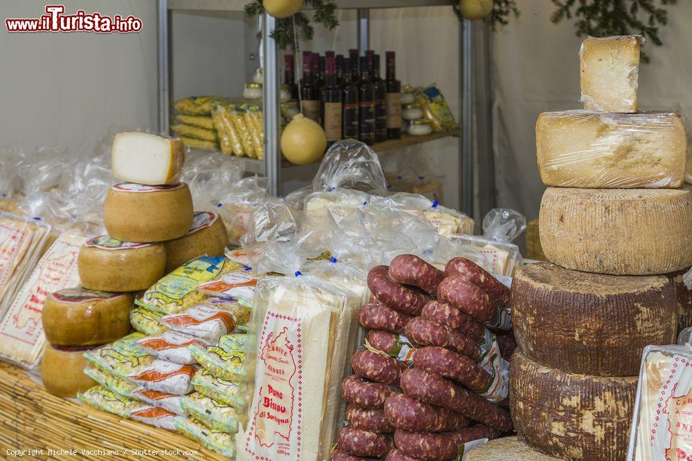 Immagine La Fiera di San Baudolino ad Alessandria, Piemonte. Da oltre 30 anni la cittadina piemontese propone nel mese di novembre due giorni all'insegna della gastronomia; le vie del centro storico brulicano di bancarelle con prodotti tipici locali - © Michele Vacchiano / Shutterstock.co