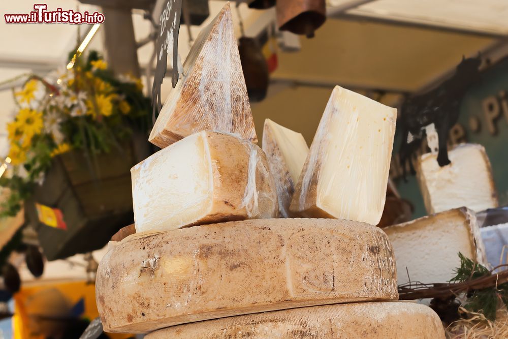 Immagine La Fiera di San Simone a Codroipo, è il luogo perfetto per gustare il formaggio Montasio Dop, una delle eccellenze gastronomiche del Friuli Venezia GIulia