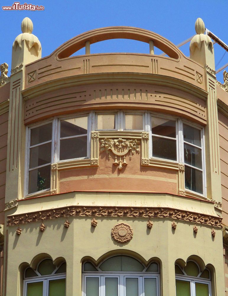 Immagine La finestra ad angolo in una elegante dimora del centro storico di Melilla, Spagna.