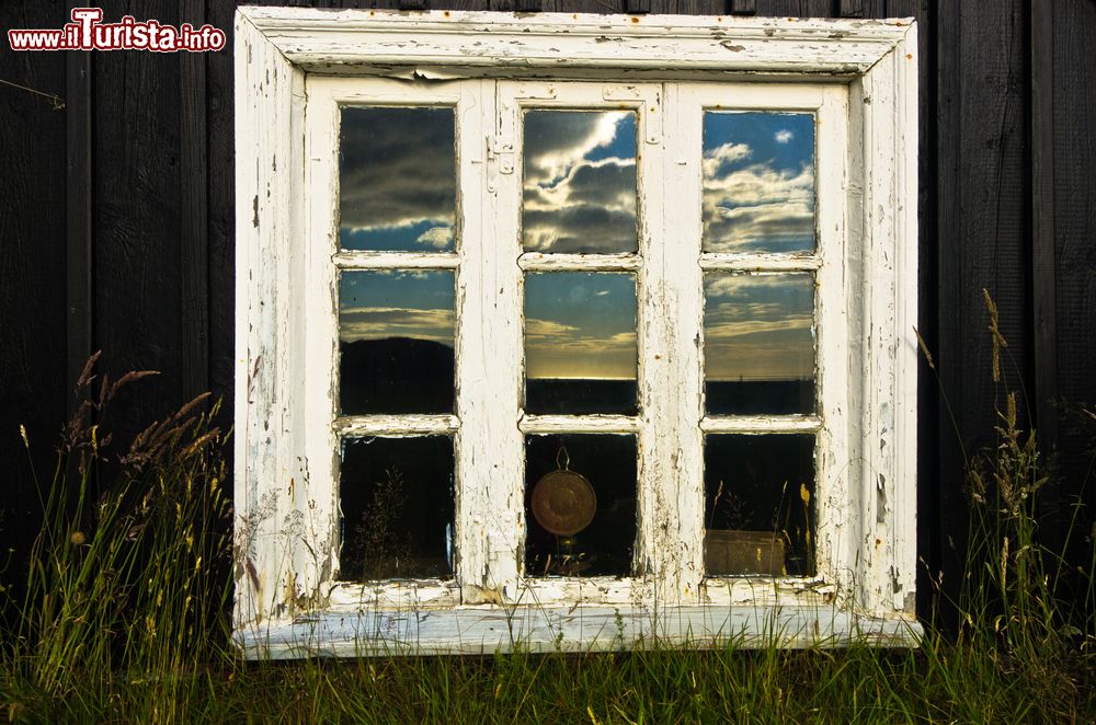 Immagine La finestra in legno di una tradizionale casa islandese a Skogar, sud dell'Islanda.