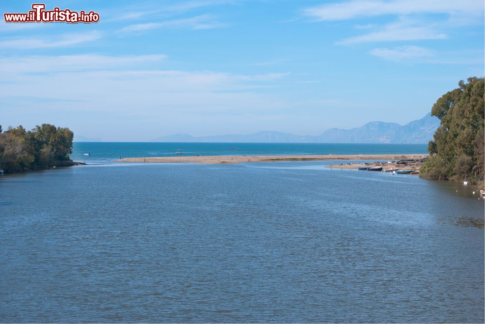 Immagine La foce del fiume Sele in Campania, siamo a nord di Capaccio Paestum: rappresenta il confine settentrionale del Cilento