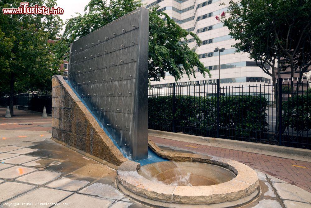 Immagine La fontana Cotswold Uno a Houston, Texas: l'acqua scorre lungo la parete di acciaio inossidabile prima di cadere in un vortice a spirale -- © IrinaK / Shutterstock.com