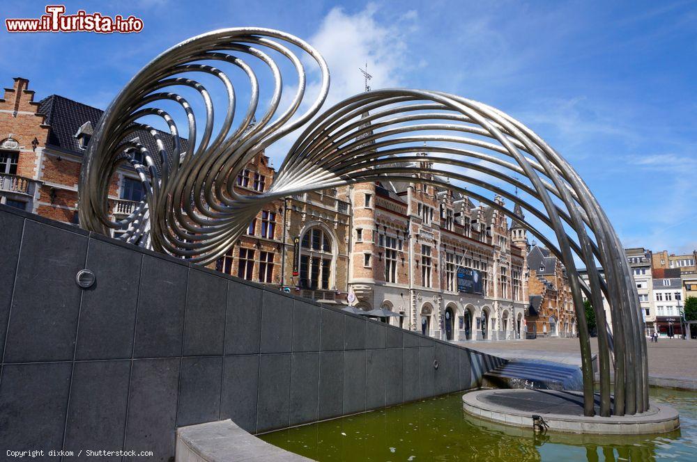 Immagine La fontana "De Golf" (L'Onda) all'ingresso del parcheggio sotterraneo per auto a Kortrijk (Belgio) - © dixkom / Shutterstock.com