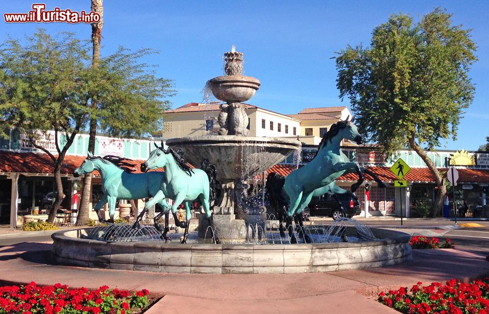 Immagine La fontana dei cavalli in bronzo all'angolo della 5th Avenue nella città vecchia di Scottsdale, Arizona, sobborgo di Phoenix.