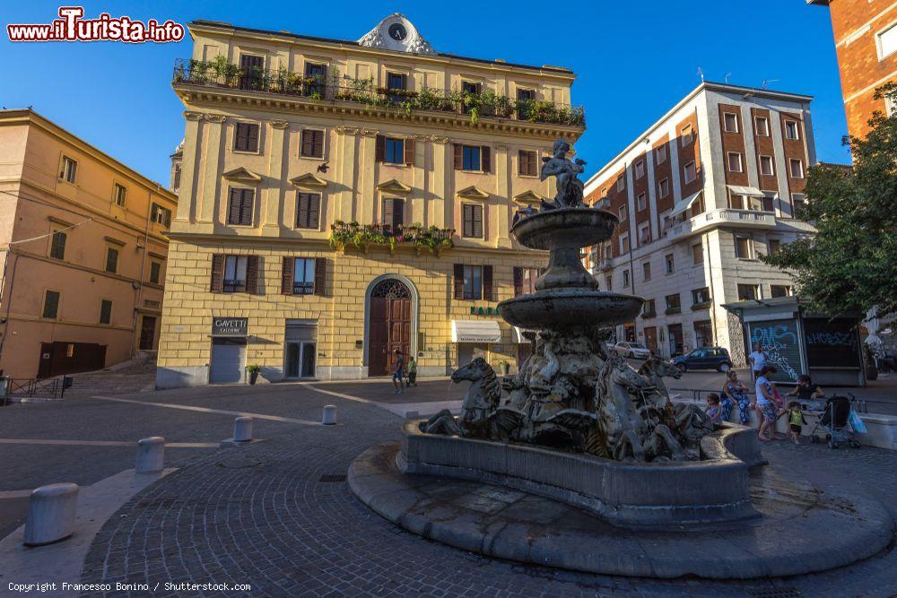 Immagine La "Fontana dei Cavalli" nel centro di Ancona, Marche. Progettata da Lorenzo Daretti nel 1758, è realizzata con sculture di Gioacchino Varlè. Assieme alla fontana delle "Tredici Cannelle" è una delle più conosciute della città marchigiana  - © Francesco Bonino / Shutterstock.com